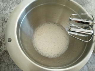 原味戚风蛋糕,取出蛋清 用电动打蛋器打至蛋清出现小泡泡 倒入三分之一的白砂糖。