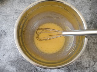 原味戚风蛋糕,用蛋抽把蛋黄搅打至完全融合 蛋糊颜色变浅 看不到油点即可，尽量多打一会。