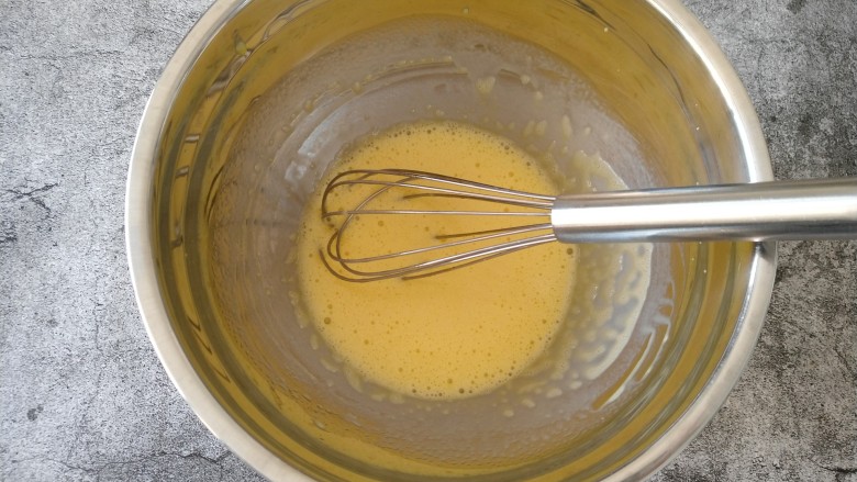 原味戚风蛋糕,用蛋抽把蛋黄搅打至完全融合 蛋糊颜色变浅 看不到油点即可，尽量多打一会。