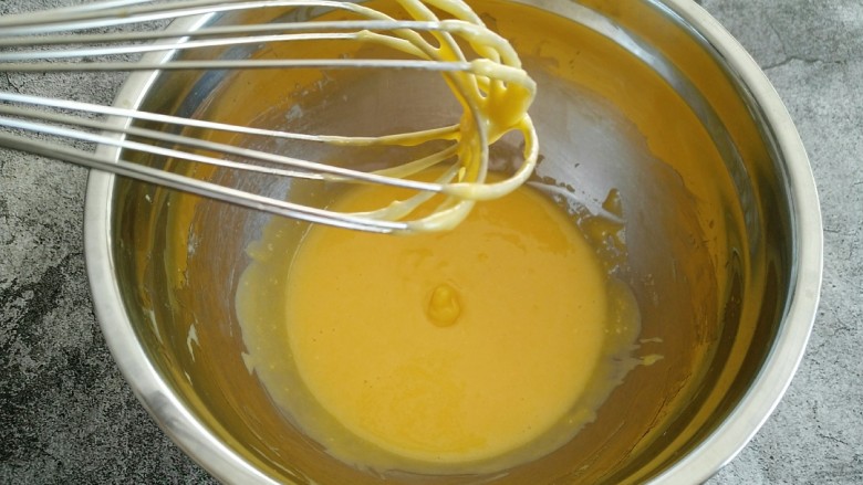 原味戚风蛋糕,搅打好的蛋糊提起蛋抽蛋糊可以轻轻顺利滑落 表面光滑细腻即可 放一边备用。