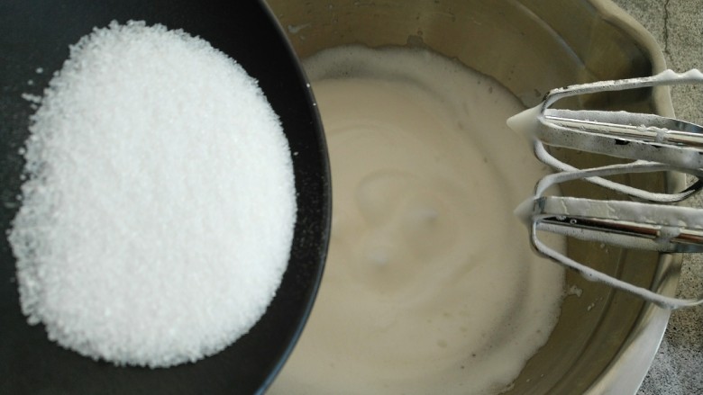 原味戚风蛋糕,继续搅打至泡泡消失 蛋白出现光滑细腻时第二次加入三分之一的白砂糖。