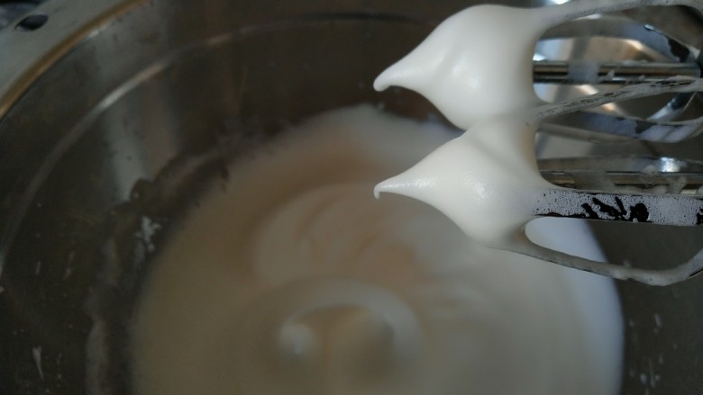 原味戚风蛋糕,继续搅打蛋白出现纹路时 倒入剩余白砂糖 搅打至提起打蛋器蛋白成细腻小三角状即可。