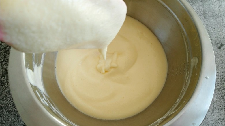 原味戚风蛋糕,翻拌好的蛋黄糊可以很顺利滑落且光滑细腻。