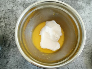 原味戚风蛋糕,取三分之一蛋白放入蛋黄糊中。