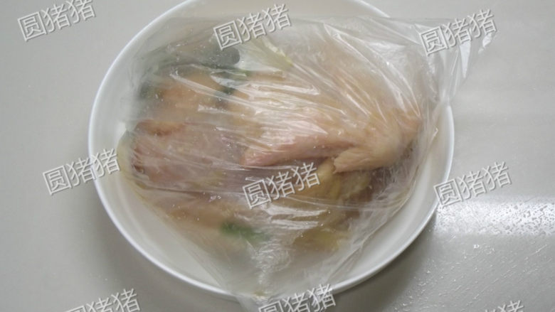 皮香肉嫩——简易版盐锔鸡,用保鲜袋将鸡密封起来，放入冰箱冷藏2天（夏天要放O度层）让其入味。