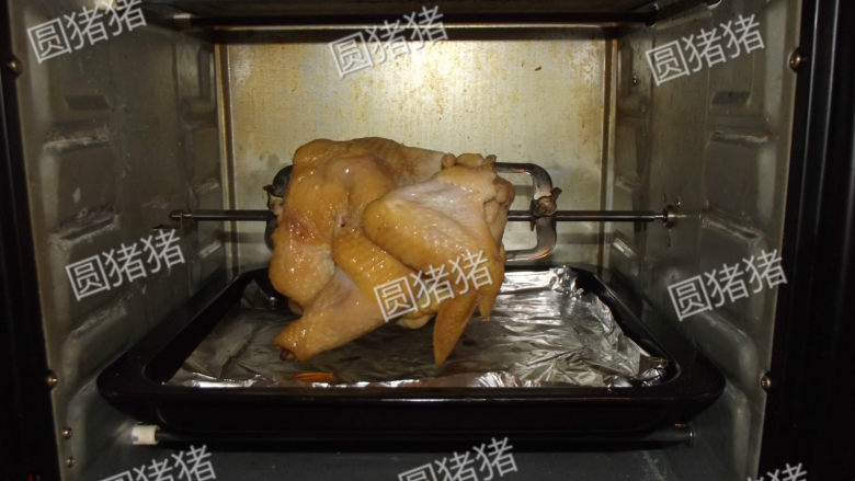 皮香肉嫩——简易版盐锔鸡,烤箱开单上火220度（即可以转动烤叉），烤约50-60分钟，中间要多看顾着。