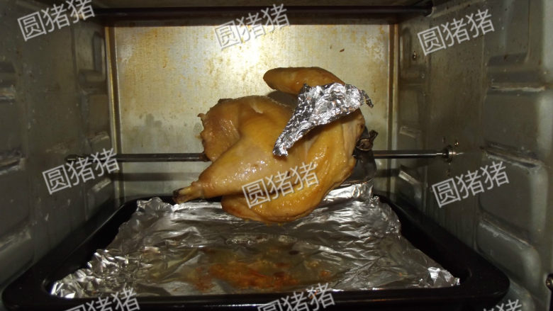 皮香肉嫩——简易版盐锔鸡,如果鸡翅尖上色了，就要用锡纸把翅尖包起来，以防烤焦。