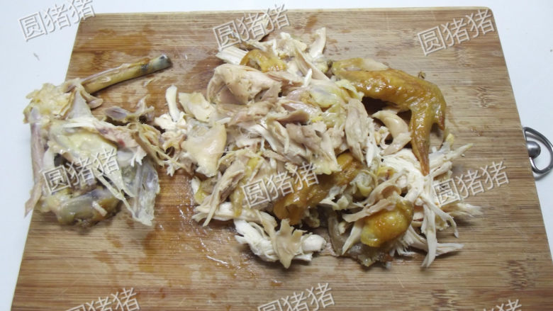皮香肉嫩——简易版盐锔鸡,烤好的鸡肉，用手撕成条状，分离出鸡骨。