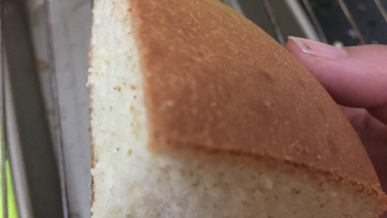 奶酪包,将烤好的面包晾凉后中间划十字切成4份