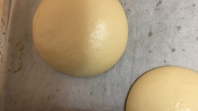 奶酪包,放入烤箱底下坐热水发酵约1小时至2倍大，放入烤箱170度30分钟，上色深盖锡纸