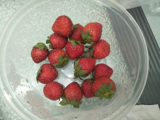 草莓奶油蛋糕,草莓洗干净沥干水待用。