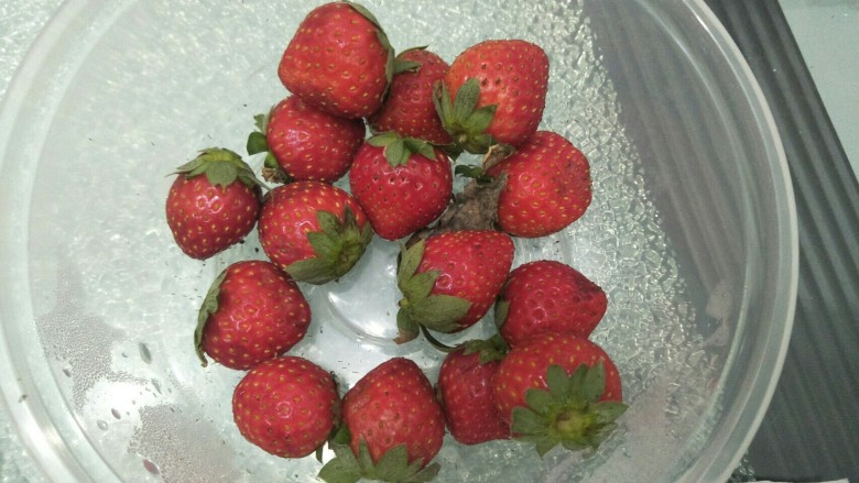 草莓奶油蛋糕,<a style='color:red;display:inline-block;' href='/shicai/ 592'>草莓</a>洗干净沥干水待用。