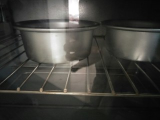 草莓奶油蛋糕,放入预热好的150度烤箱烤35分钟，烤箱温度根据自家的调节。