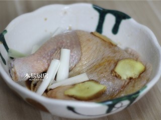 葱油鸡,用牙签在鸡腿上扎些小洞，前后两面都要扎。放入2勺味极鲜酱油，1茶勺食盐，葱段，姜片，抓匀。