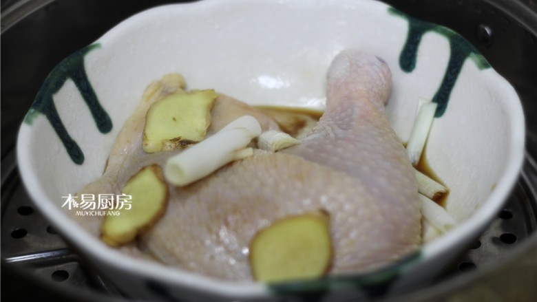 葱油鸡,去掉保鲜膜，将鸡腿放入蒸锅中，盖上盖子大火蒸20分钟。
