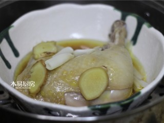 葱油鸡,取出鸡腿，将葱姜丢弃，蒸鸡腿流出的汤汁留用。