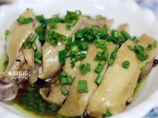 葱油鸡,将上一步做好的汤汁淋在鸡腿上，撒上葱绿末做装饰。