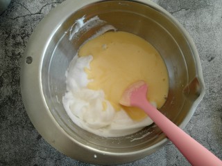 原味戚风蛋糕,把翻拌好的蛋黄糊倒入蛋白中 继续翻拌均匀。