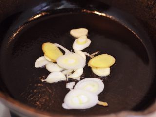 辣椒炒荷包蛋,锅中放入调和油和一点点猪油烧热，放入葱姜蒜爆香。