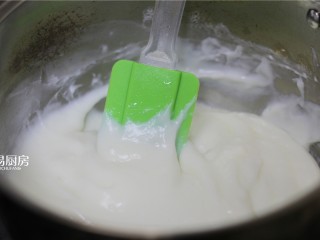 脆皮炸鲜奶,将上一步的溶液倒入锅中，一边小火加热，一边搅拌，成糊状之后，改中火继续搅拌加热，直到面糊变成微微透明色，就是做好了。