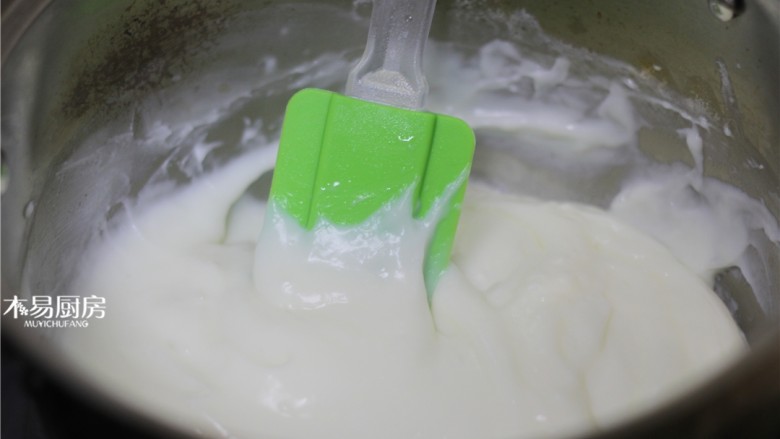 脆皮炸鲜奶,将上一步的溶液倒入锅中，一边小火加热，一边搅拌，成糊状之后，改中火继续搅拌加热，直到面糊变成微微透明色，就是做好了。