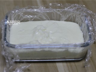 脆皮炸鲜奶,取一个容器，里面铺上保鲜膜，把第3步的面糊倒入容器中，放凉后放入冰箱冷藏2小时以上。