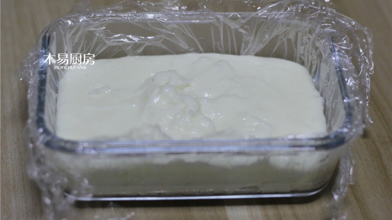 脆皮炸鲜奶,取一个容器，里面铺上保鲜膜，把第3步的面糊倒入容器中，放凉后放入冰箱冷藏2小时以上。