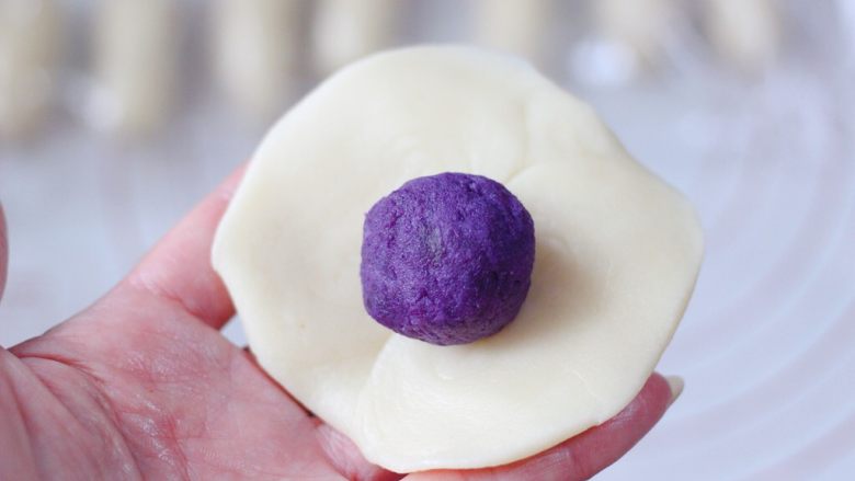 清新脱俗的紫薯菊花酥,然后用擀面杖擀成圆形，包入紫薯馅。