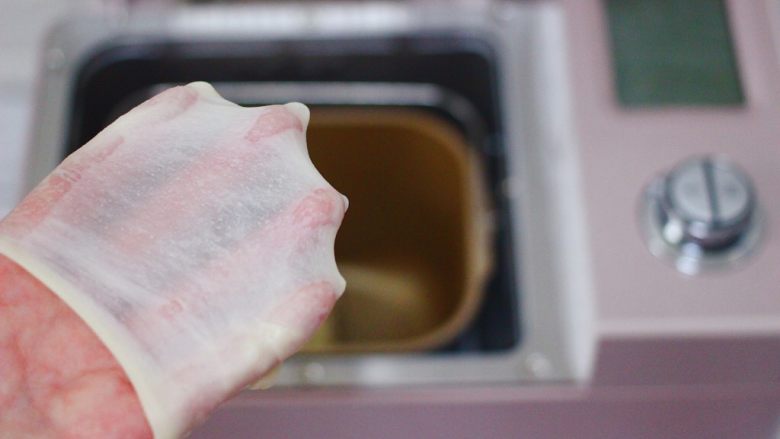 清新脱俗的紫薯菊花酥,启动面包机的和面程序，看见面团揉到可以用手拉出薄膜就可以了。