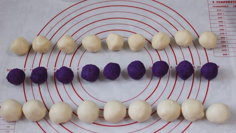 清新脱俗的紫薯菊花酥,把紫薯馅分成9个相等的圆球，每个紫薯馅大约在20克左右，水油皮和油酥分别均分为9等份，水油皮一个约20克，油酥一个约14克左右。