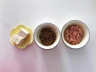 藜麦豆腐肉丸，三重蛋白,准备好所有食材。猪肉是提前剁好的，里面加有生姜、大葱，藜麦得提前煮熟，洗干净的藜麦放水中煮10分钟就能好，市面上的豆腐种类很多，建议和我一样选择北豆腐，也就是卤水点的豆腐，营养价值更高。