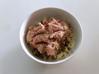 藜麦豆腐肉丸，三重蛋白,放入肉泥。