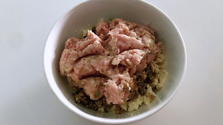 藜麦豆腐肉丸，三重蛋白,放入肉泥。