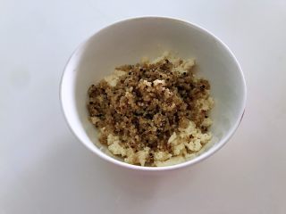 藜麦豆腐肉丸，三重蛋白,放入藜麦。