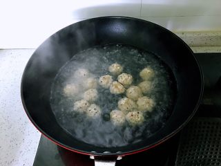 藜麦豆腐肉丸，三重蛋白,团出来的丸子全部放锅内，然后开中大火煮5分钟左右。