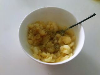 土豆爆浆芝士,土豆压成泥，在压的过程放盐、黑胡椒粉。