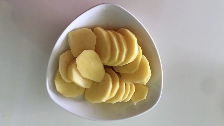 土豆爆浆芝士,土豆去皮切片，土豆也可更换成紫薯或者红薯，这个相对灵活多变。