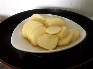 土豆爆浆芝士,放入蒸锅，蒸熟取出。不知道是否熟，就拿着筷子戳一戳，能轻松戳透，说明完全熟好了。