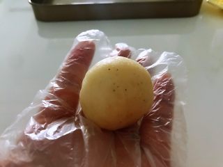 土豆爆浆芝士,捏成25克重的圆形。