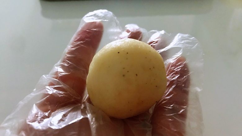土豆爆浆芝士,捏成25克重的圆形。