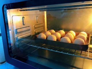 土豆爆浆芝士,放入预热好的烤箱，200度上下火10分钟。温度时间仅供参考，自己按自家烤箱把握，每个都不一样。
