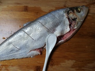年年有鱼  清蒸鰳鱼,放入半小勺腌制十五分钟