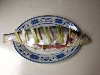 年年有鱼  清蒸鰳鱼,鰳鱼刀口塞入姜片大葱，下面和鱼肚也放姜片大葱