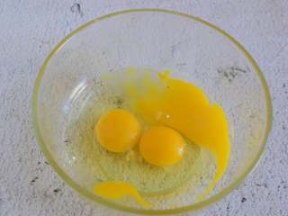 蒸蛋羹,鸡蛋打碗中