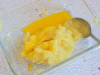 香烤土豆塔,加入黄油和鸡蛋黄
