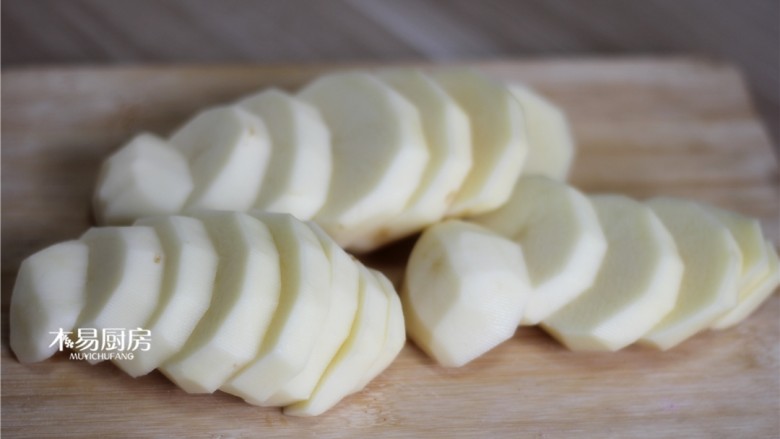 狼牙土豆,把土豆都切成厚片，备用。