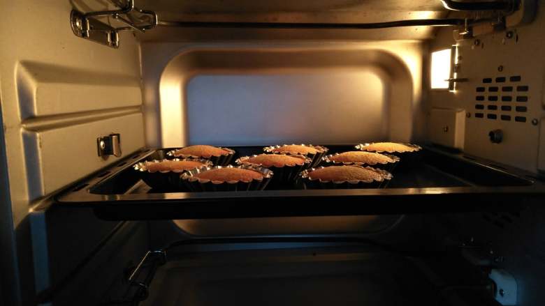 椰挞,放入预热好的烤箱中层上下火180度烘烤25分钟
