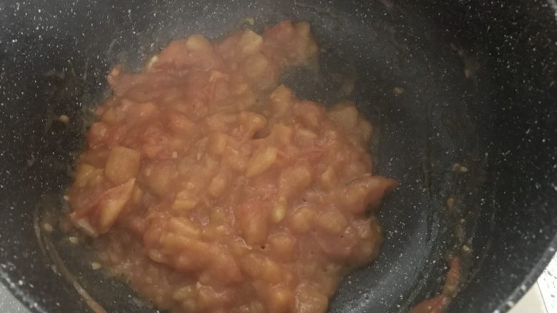 暖心快手汤，西红柿金针菇肥牛汤,西红柿炒软炒化。