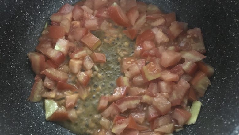暖心快手汤，西红柿金针菇肥牛汤,再倒入西红柿粒。