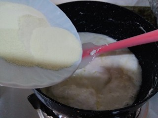 年味－黑芝麻牛轧糖,加入奶粉搅拌均匀